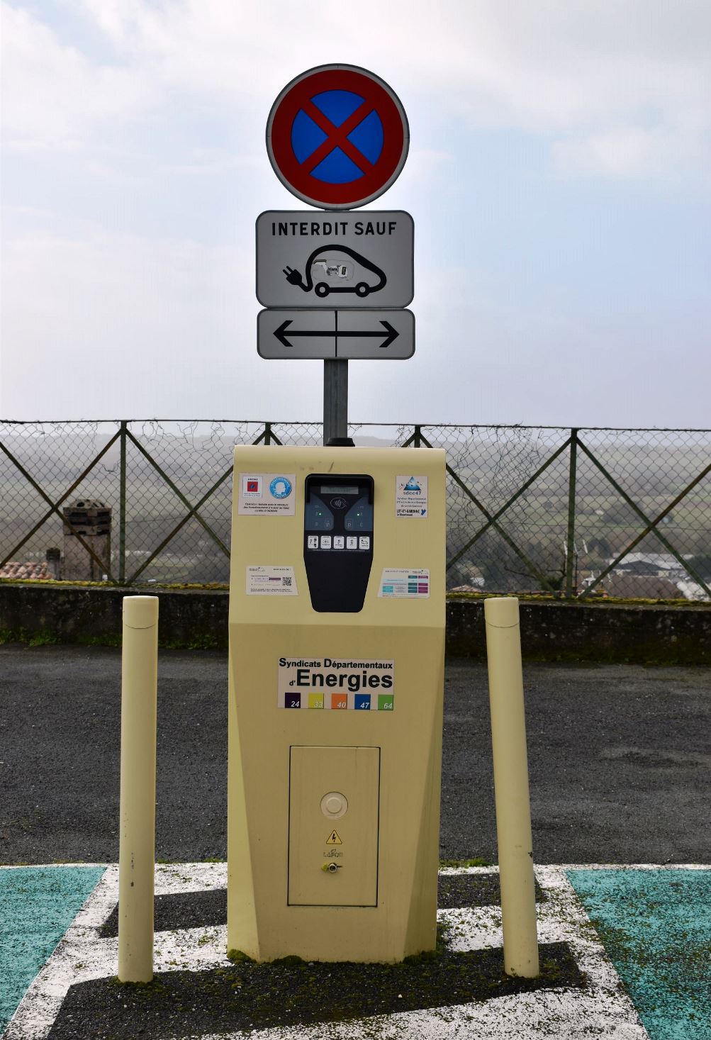 Borne de recharge pour voiture électrique — photo 2