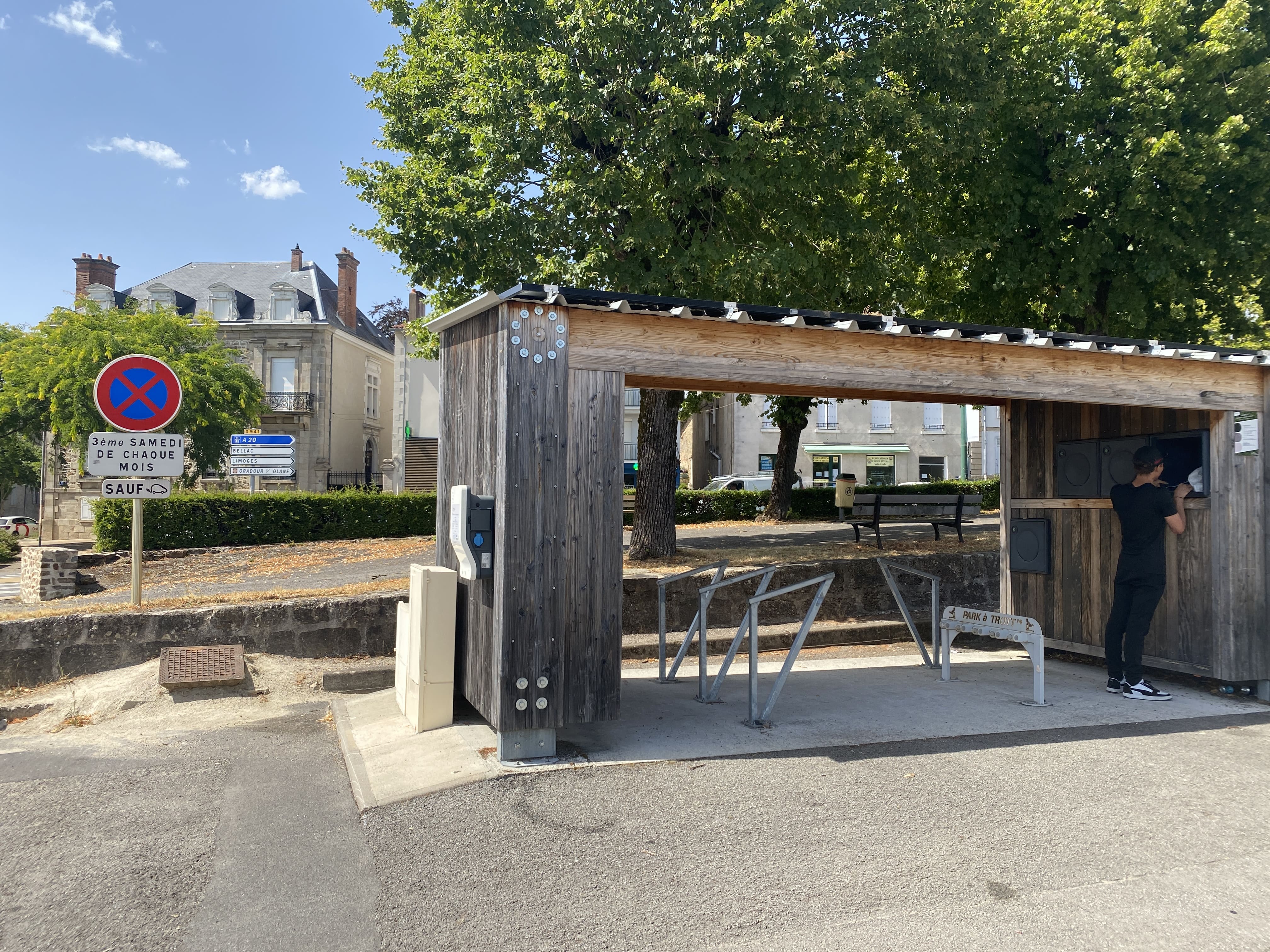 Station de recharge électrique, VAE et voiture — photo 3