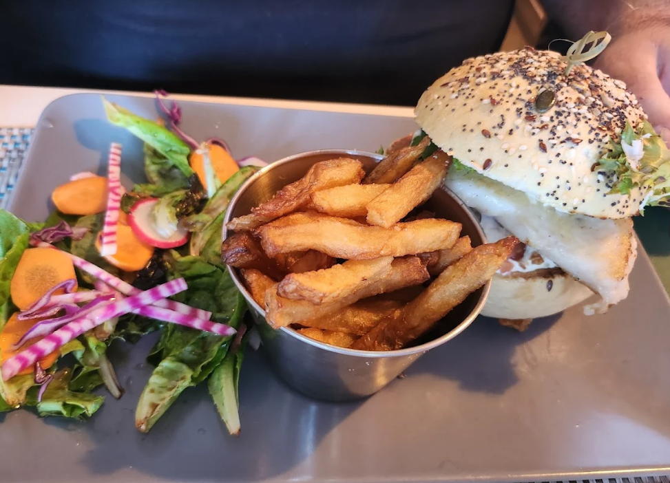 https://cdt64.media.tourinsoft.eu/upload/brasserie-sol-sol-hendaye-3.PNG