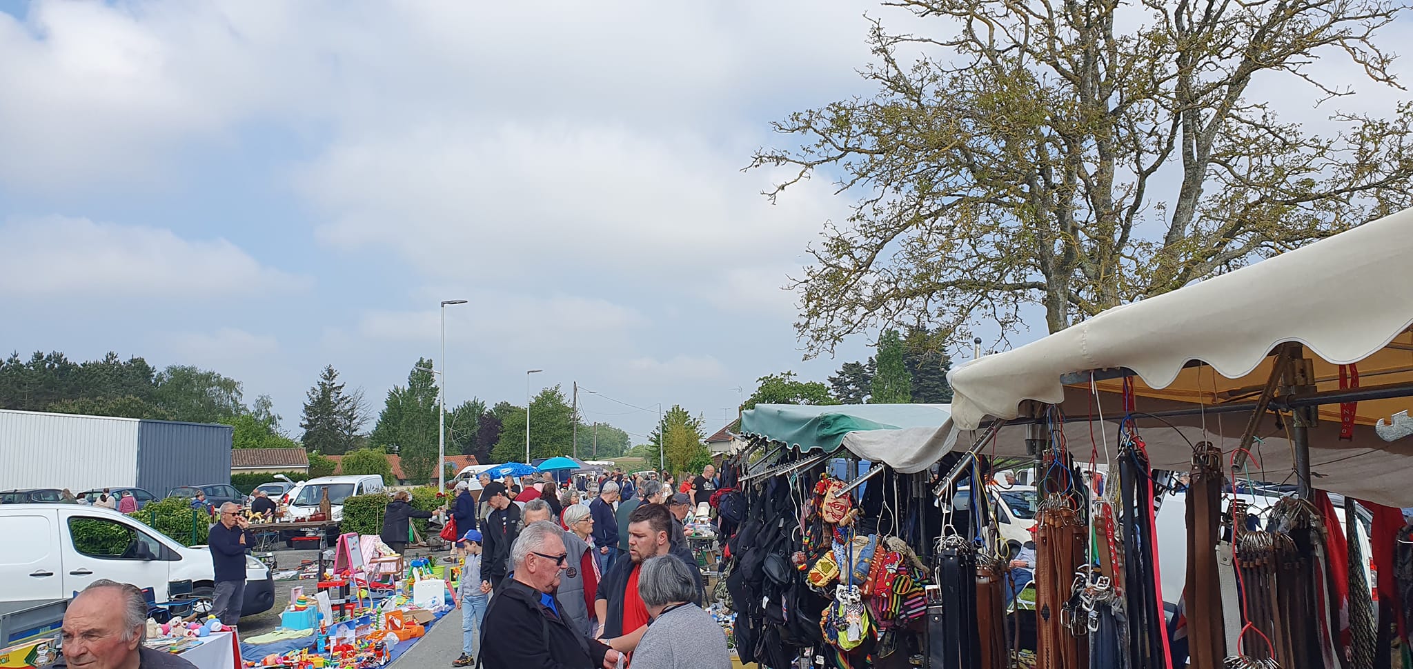 Brocante vide grenier du comité des fêtes avec restauration sur place, Chapelle-Viviers - photo 3