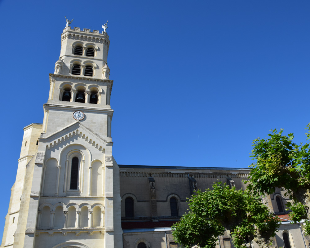 Basilique et carillon Notre Dame de Buglose