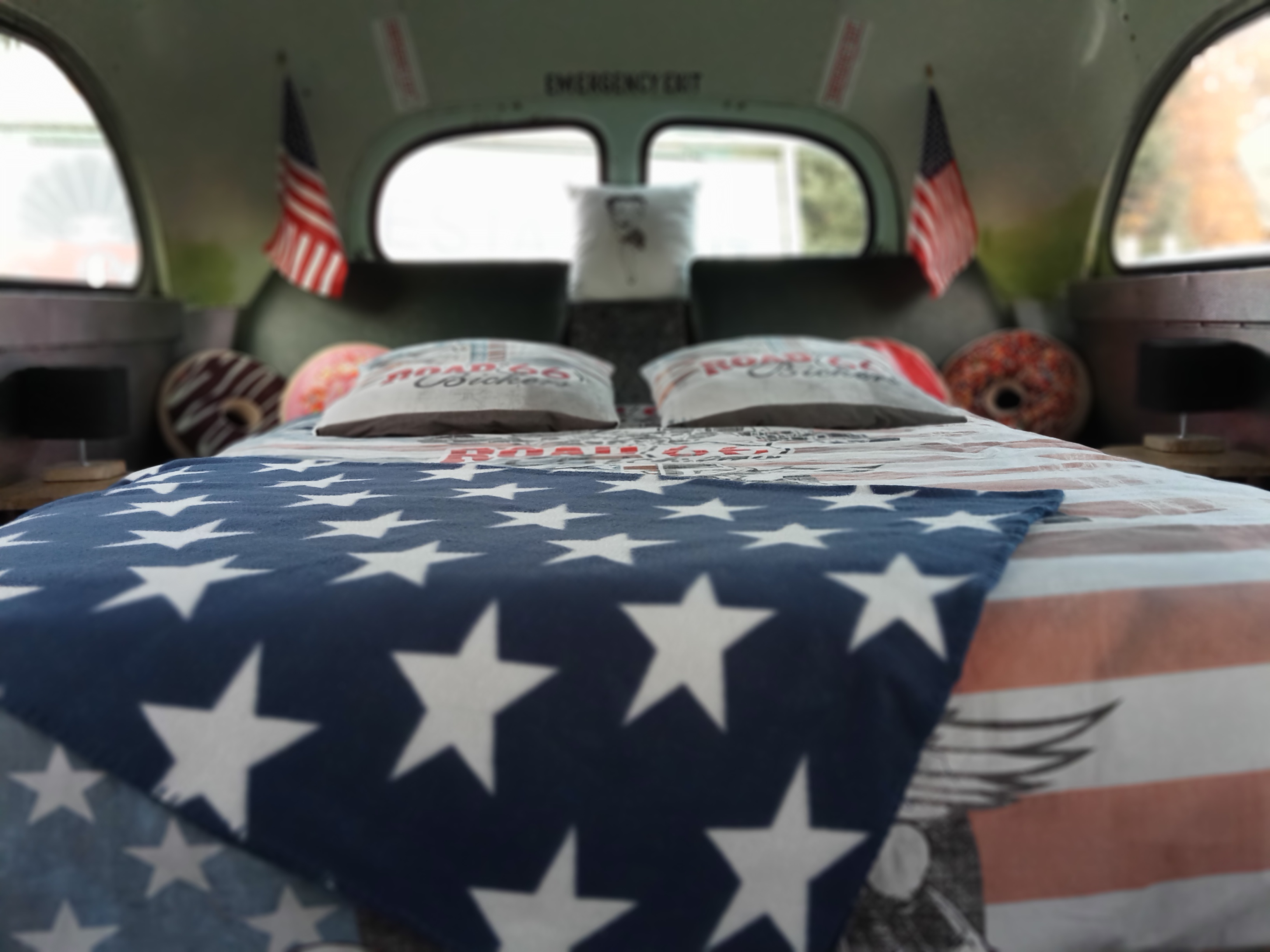 Le School Bus Crown (Camping La Perle), Saint-Médard-la-Rochette