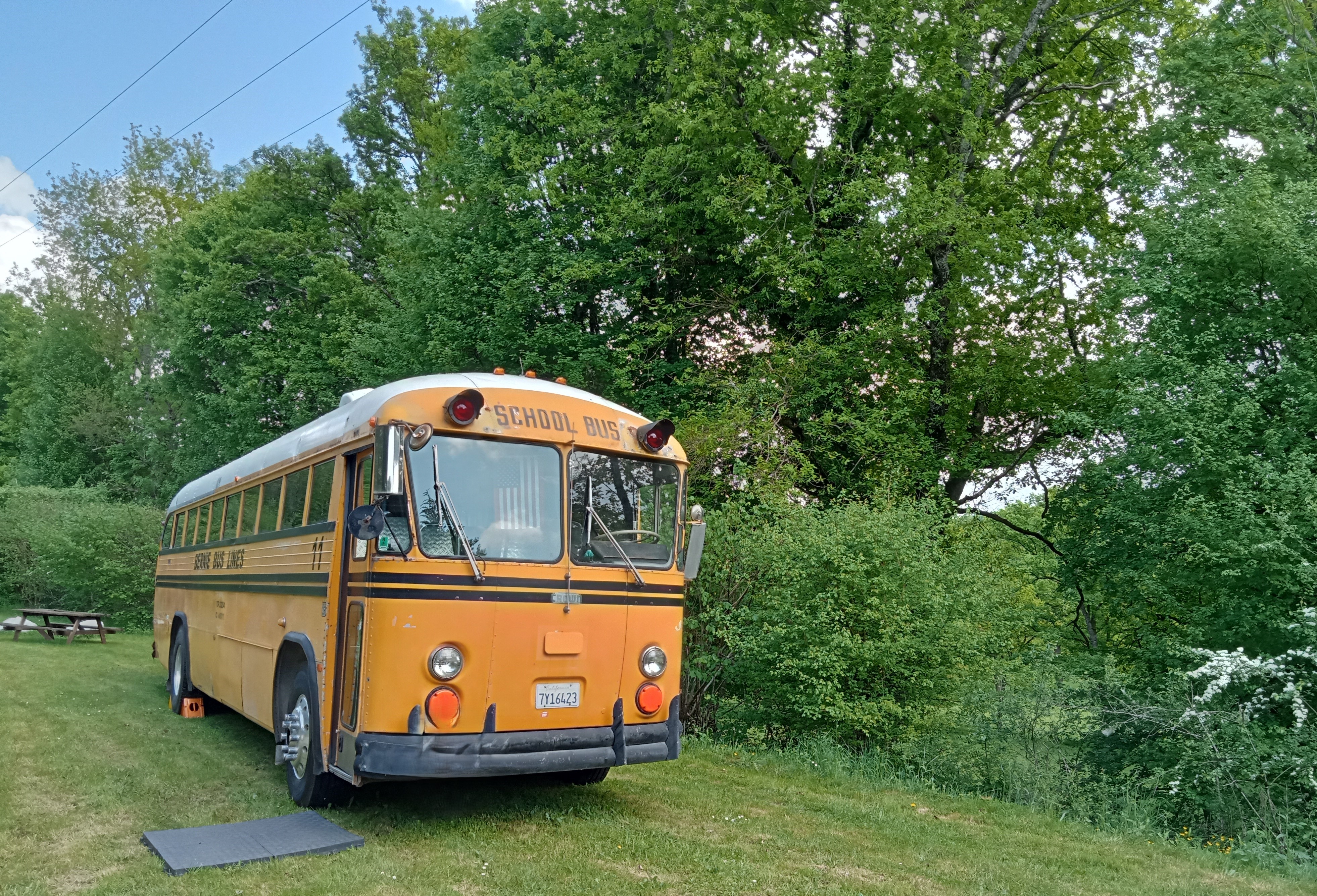Le School Bus Crown (Camping La Perle)