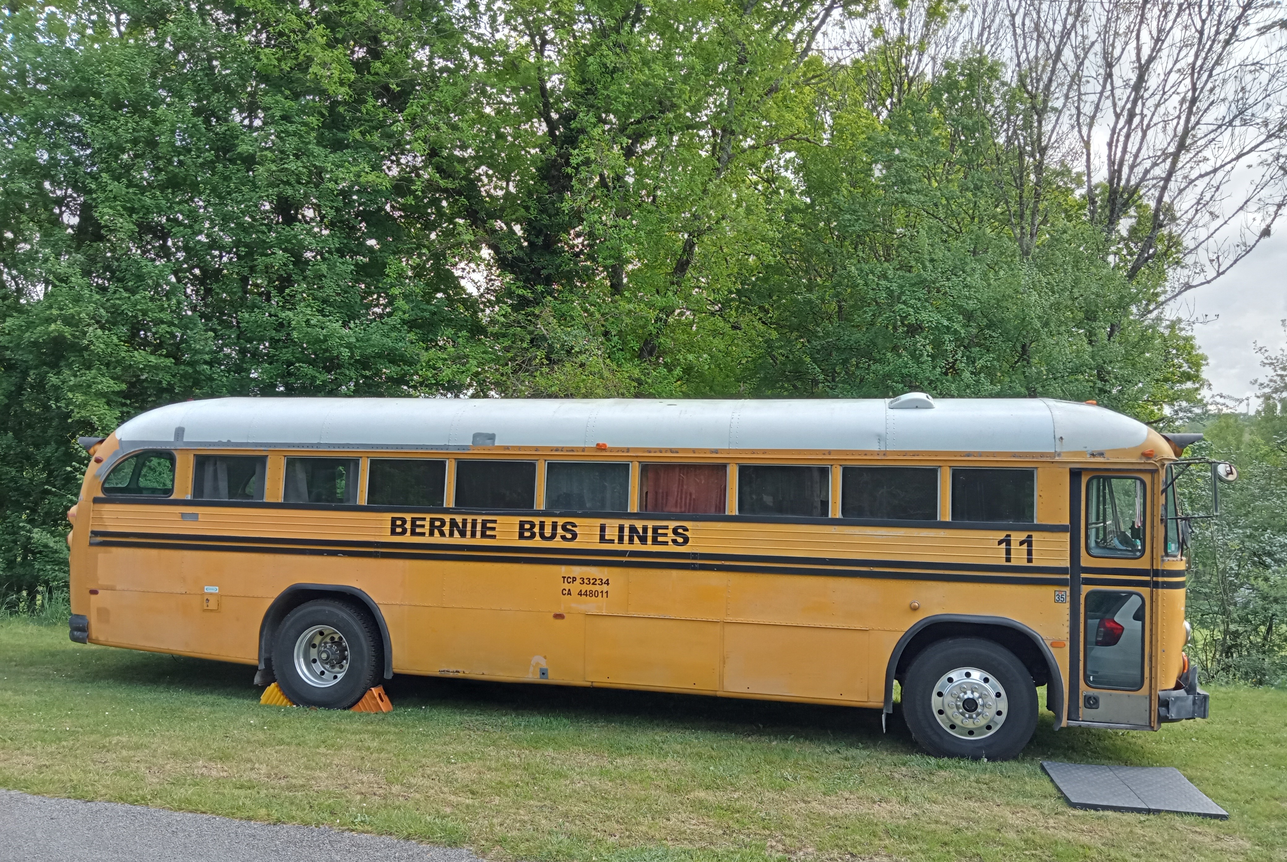Le School Bus Crown (Camping La Perle), Saint-Médard-la-Rochette - photo 4