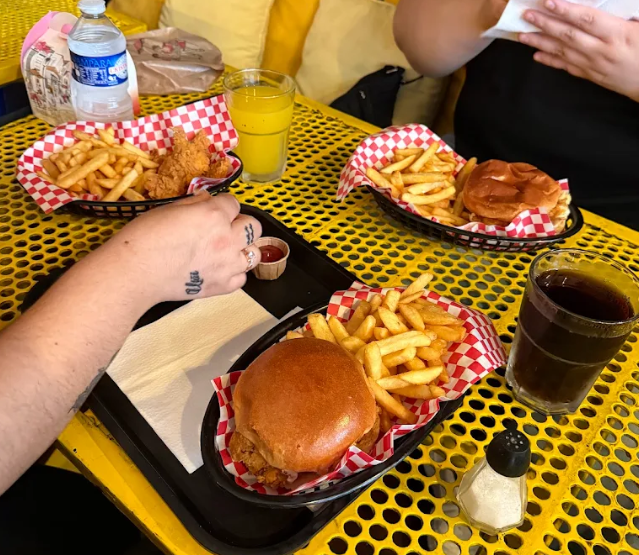 https://cdt64.media.tourinsoft.eu/upload/chicken-kitchen-2.PNG