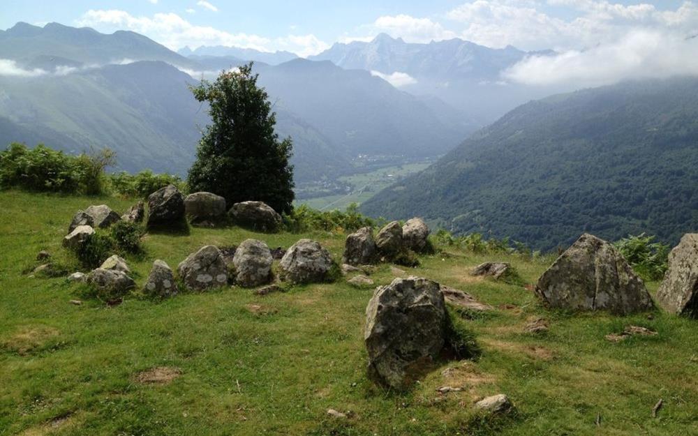 Les Cercles De Pierres Au Depart De Bilheres En Vallee D Ossau A Bilheres 64 Itineraires