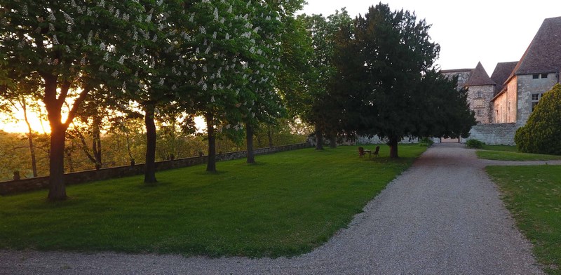 Visite contée du Château de Born avec Janouille la Fripouille, Saint-Eutrope-de-Born