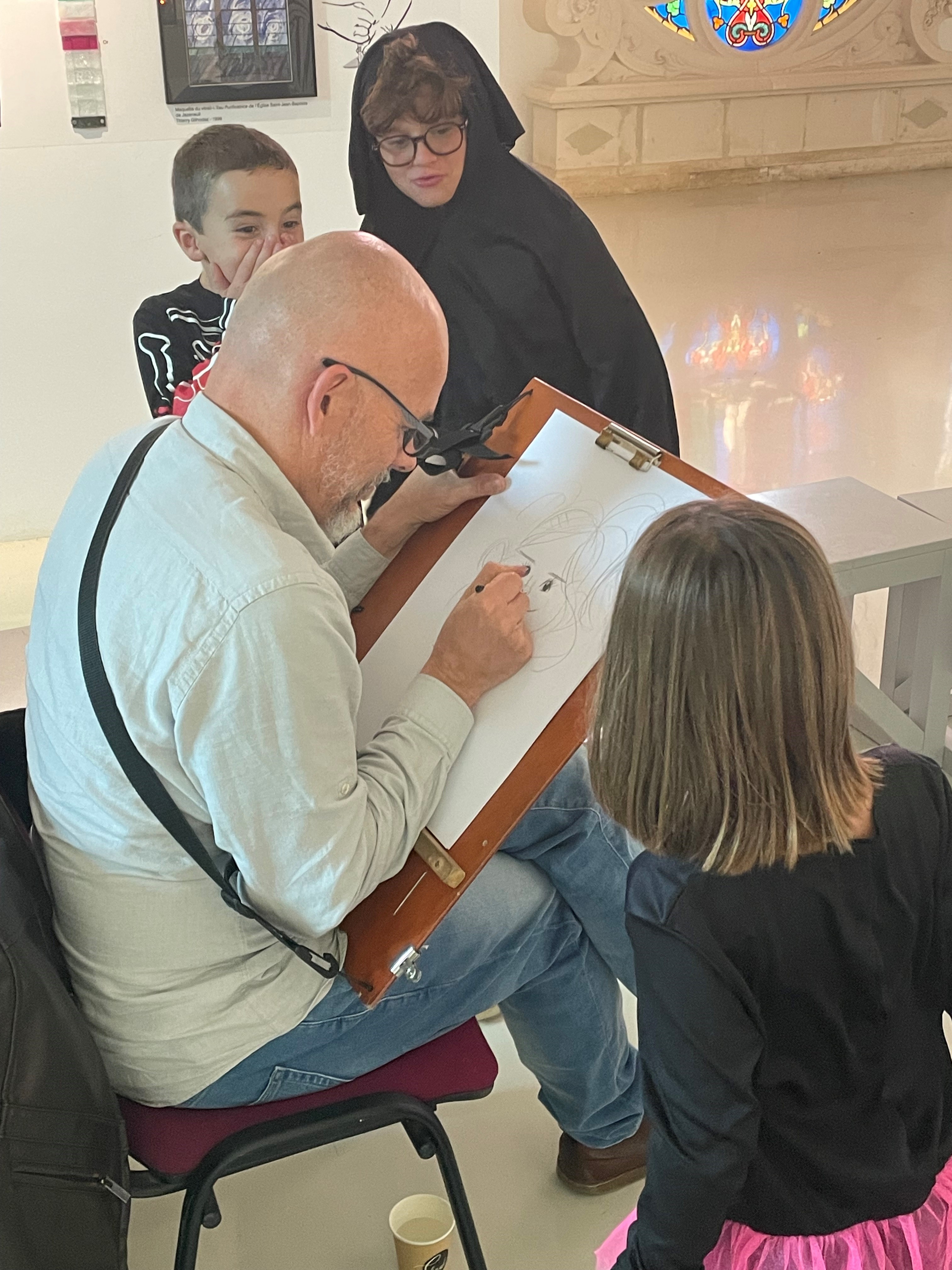 Les ateliers de caricature avec David Gribouille, au Musée du Vitrail de Grand Poitiers