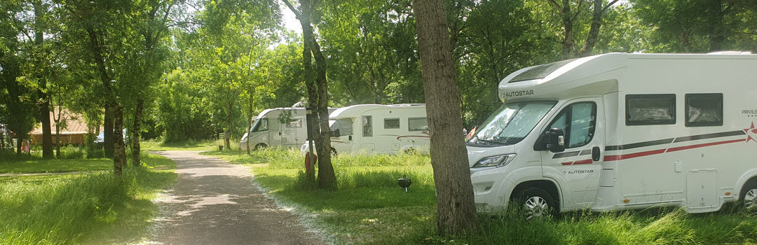 Aire de stationnement pour camping-cars au camping du Lidon à Saint-Hilaire-la-Palud