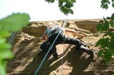 Escalade sur mur artificiel