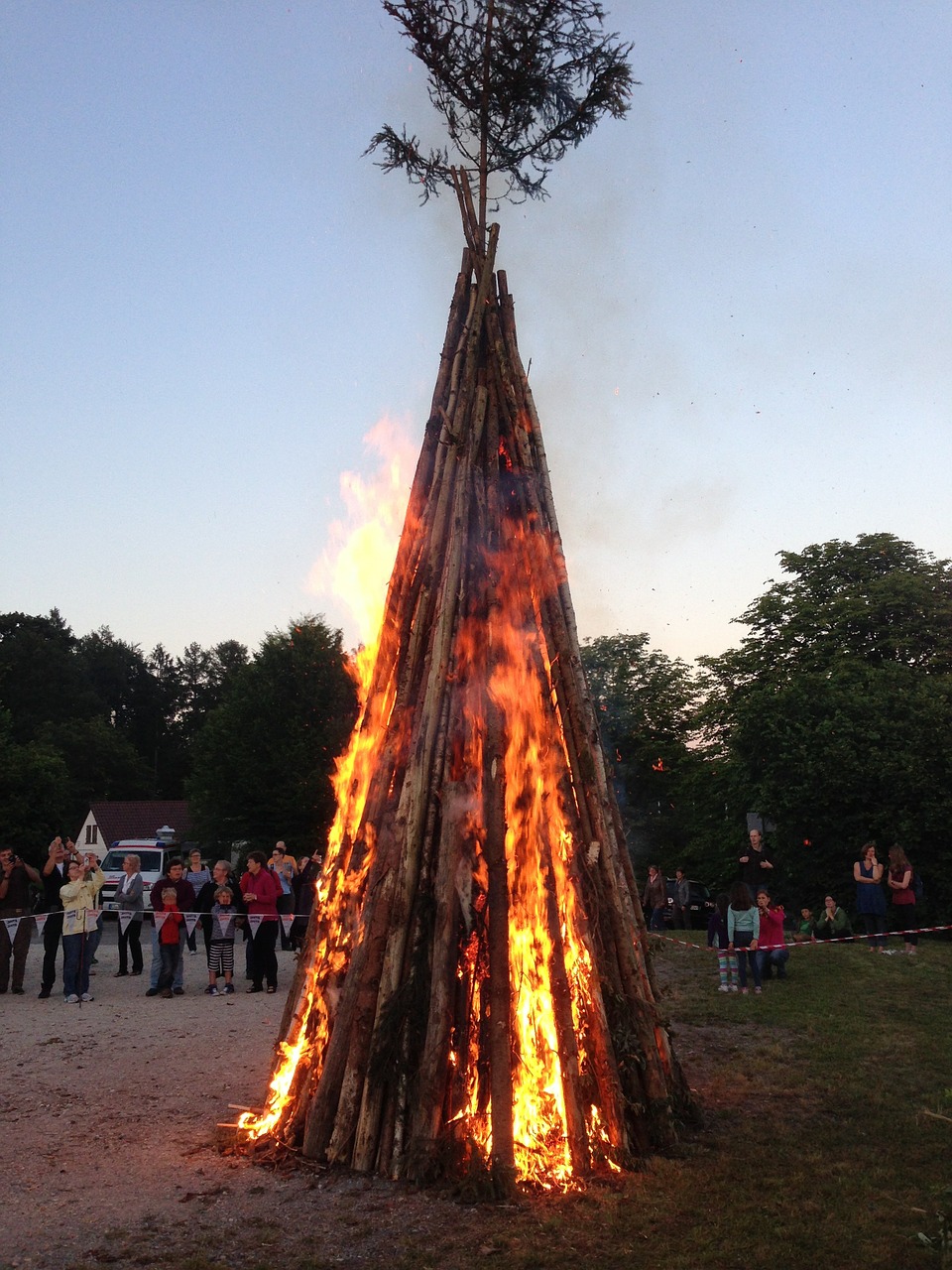 Feu de la Saint Jean et vide grenier aux Eyzies