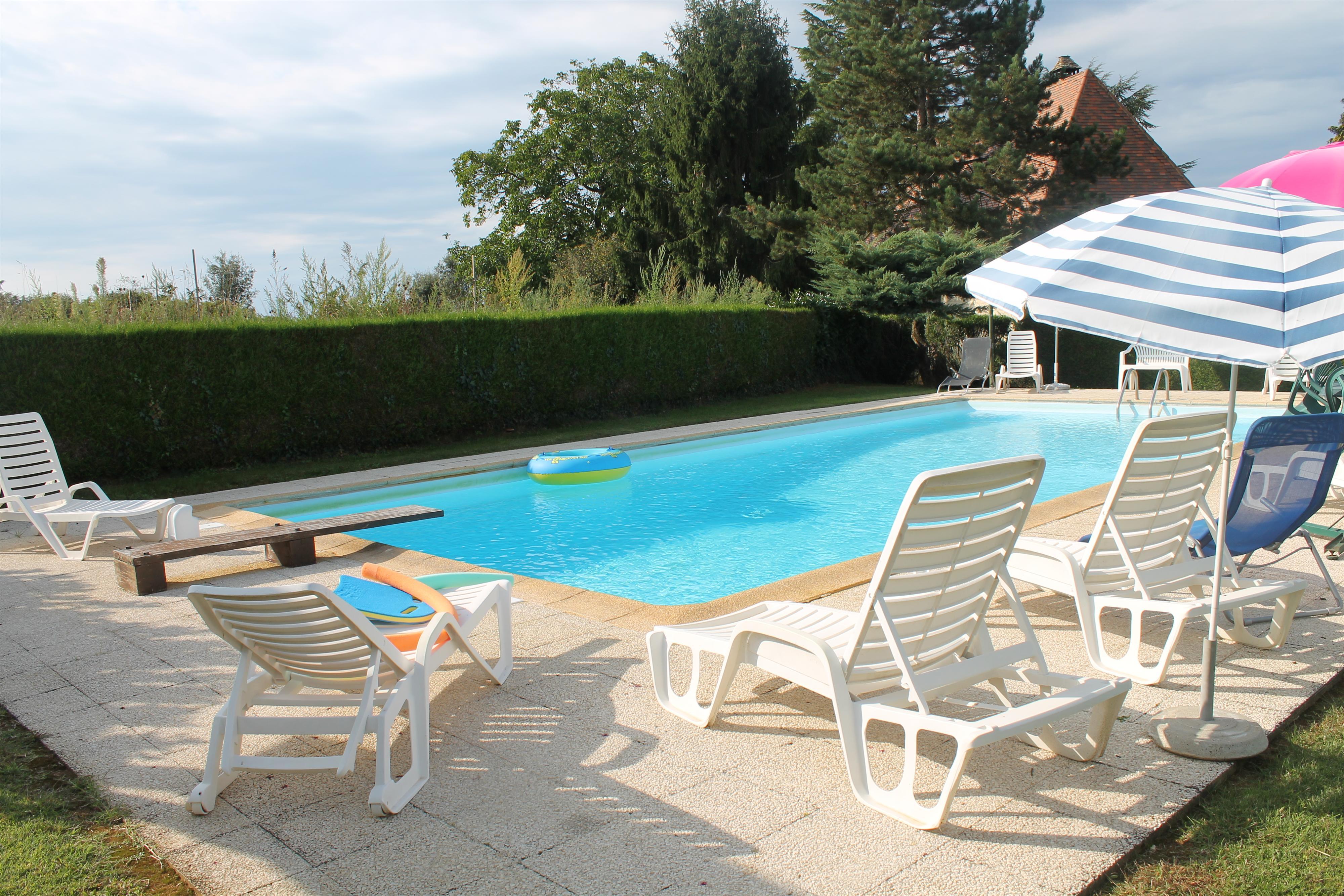 Lapervoisie 2  la cour piscine et proche de Sarlat