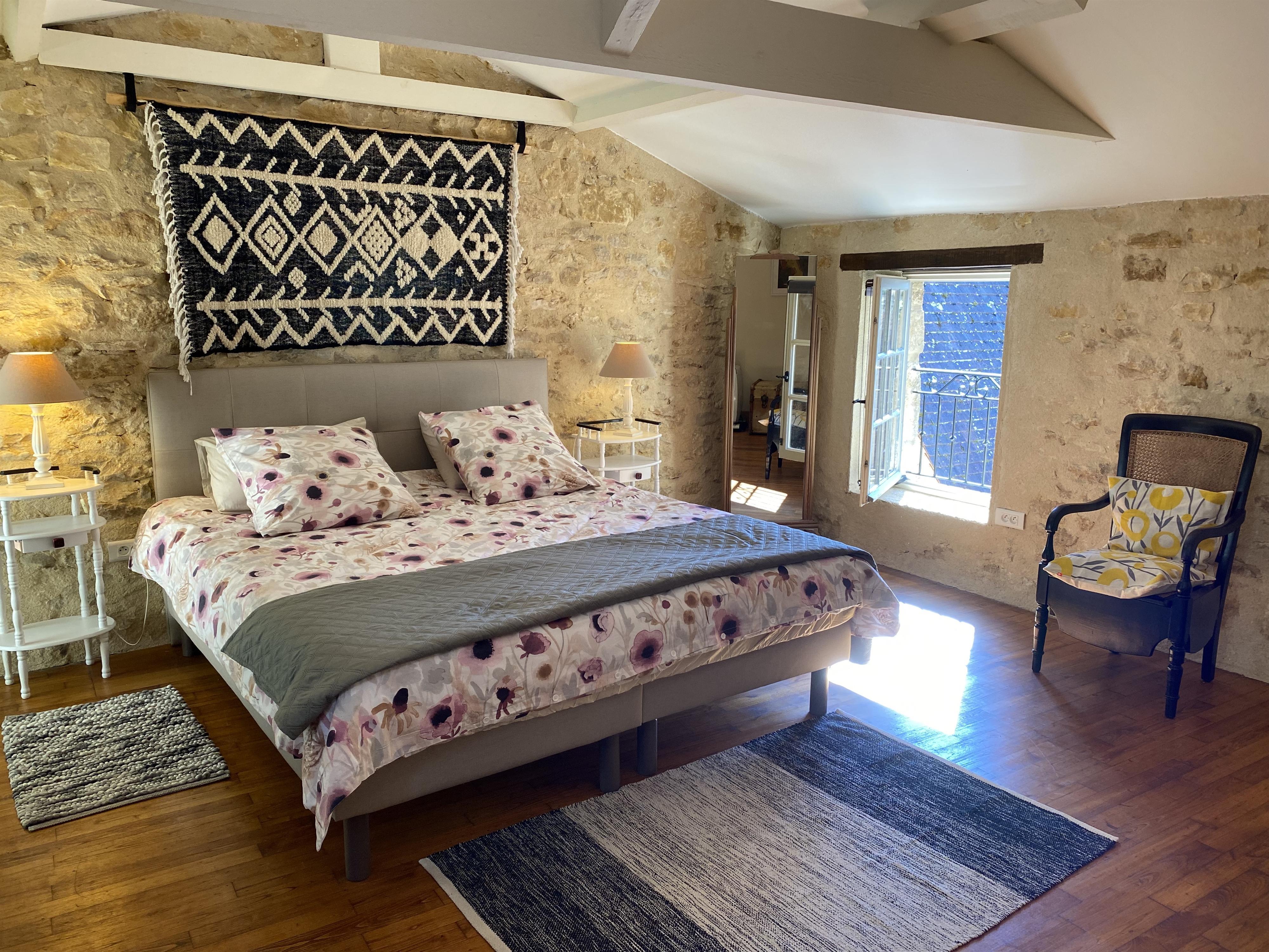 Maison Lou Panieraire dans le bourg de Beynac