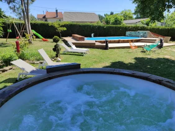 Appartement duplex avec jacuzzi privatif "Ania", Château-Chervix