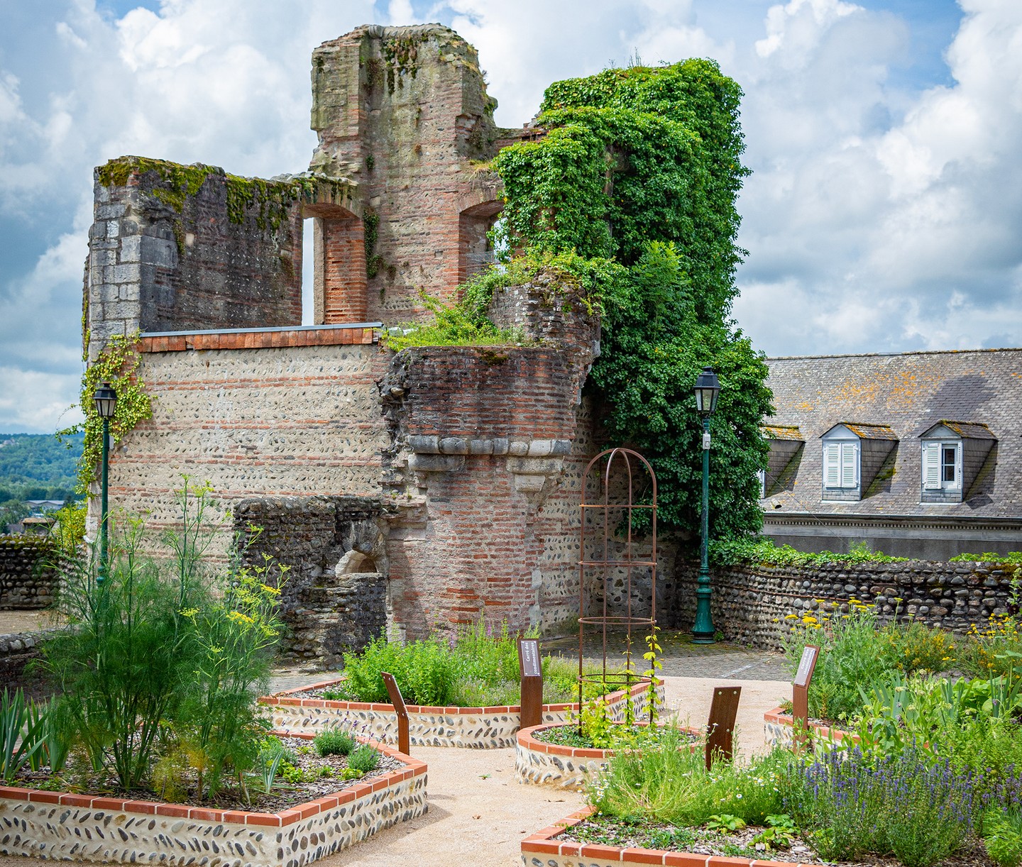 Place de l'Evêché de la cité médiévale de Lescar
