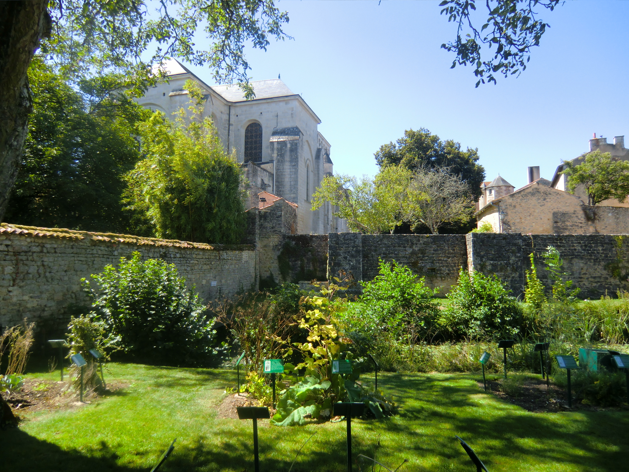 Jardin d'inspiration médiévale de Nouaillé-Maupertuis