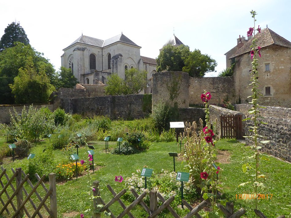 Jardin d'inspiration médiévale de Nouaillé-Maupertuis