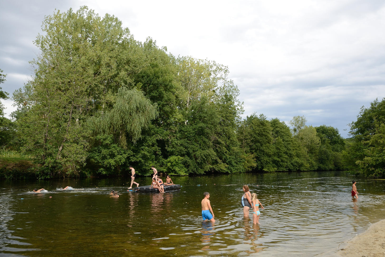 Aire de loisirs avec baignade en rivière à La Bussière - La Bussière