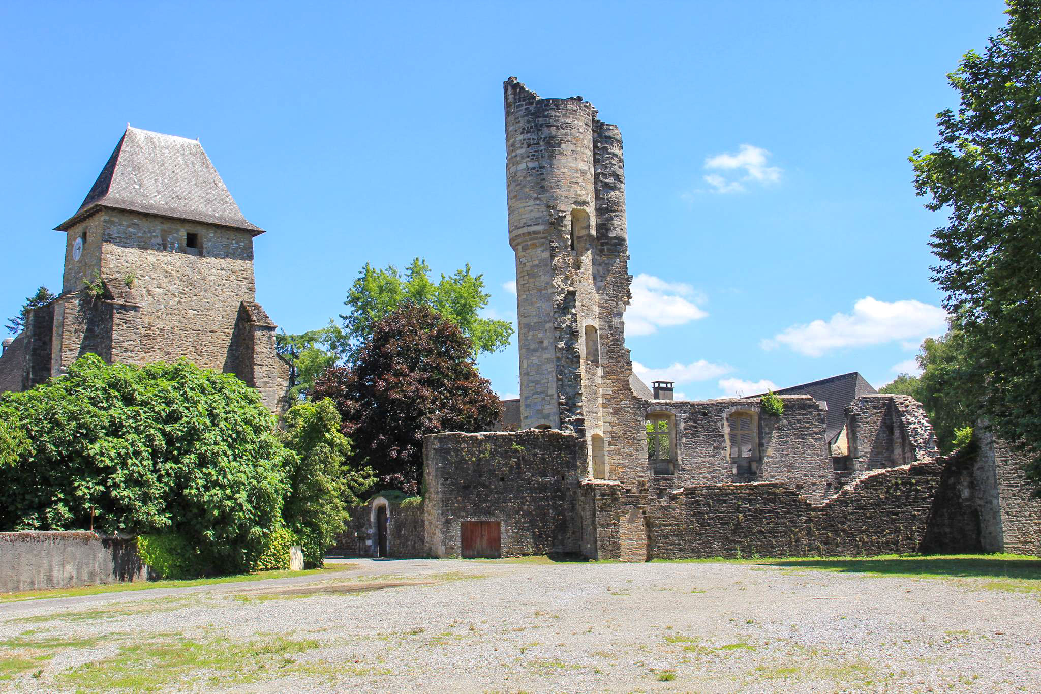 Lucq de Béarn et l'église Saint Vincent