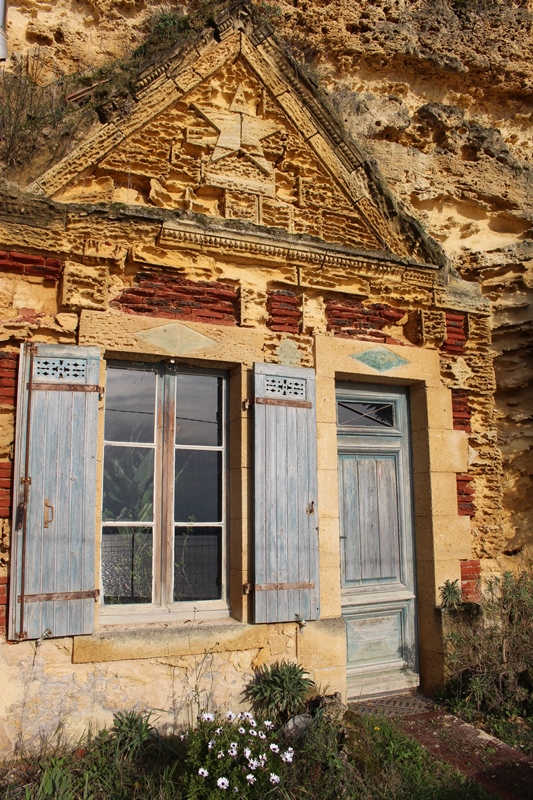 Maisons troglodytiques de la route de la corniche