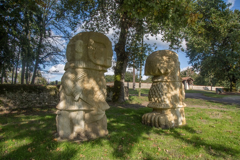 La Forêt d'Art Contemporain : Saint Georges et son dragon de compagnie, œuvre n°22, Bélis