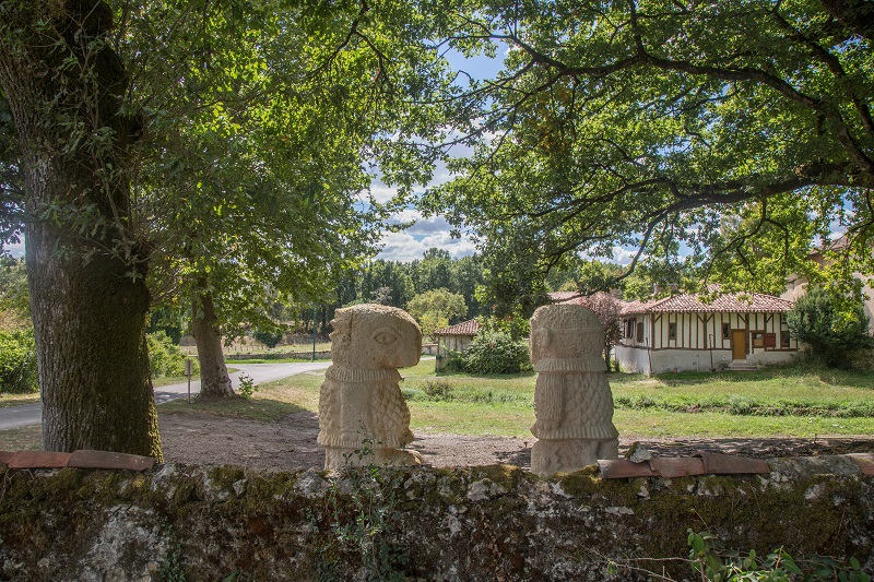 La Forêt d'Art Contemporain : Saint Georges et son dragon de compagnie, œuvre n°22