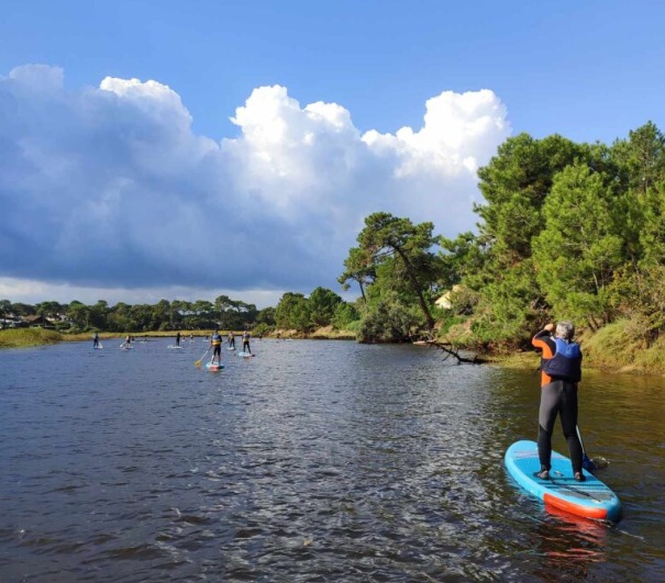 Descente de rivière en paddle au coucher du soleil — visuel événement