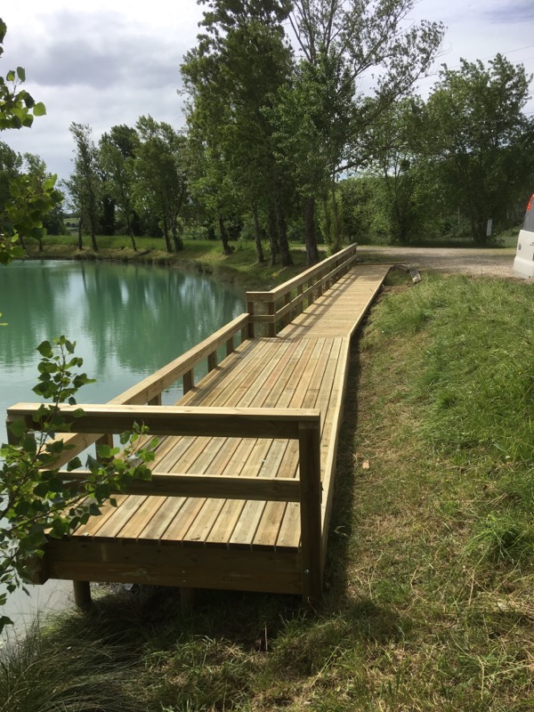 Ponton de pêche du lac de Neuffons