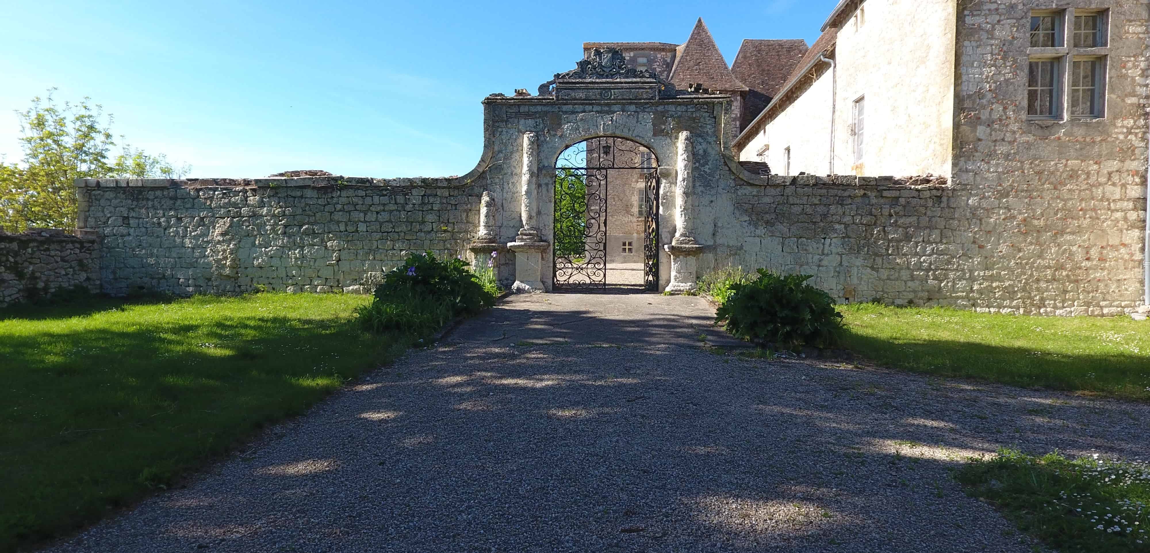 Visite contée du Château de Born avec Janouille la Fripouille, Saint-Eutrope-de-Born - photo 3