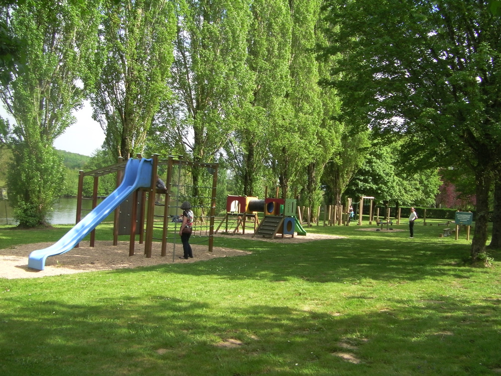 Aire de loisirs à Queaux, Queaux - photo 4