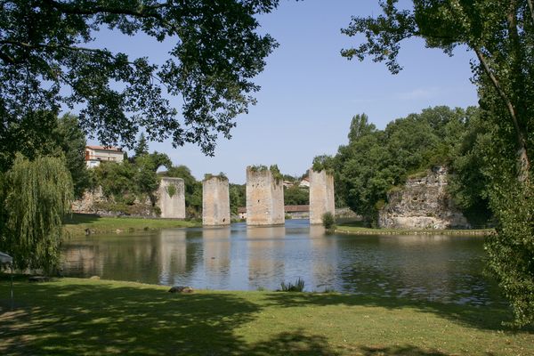 Sentier GR 48 : Lussac-les-Châteaux / L'Isle Jourdain, Lussac-les-Châteaux