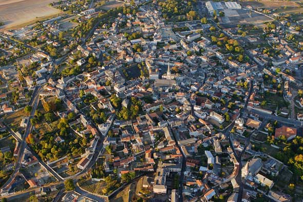 Sentier de la ville fortifiée de Mirebeau, Mirebeau