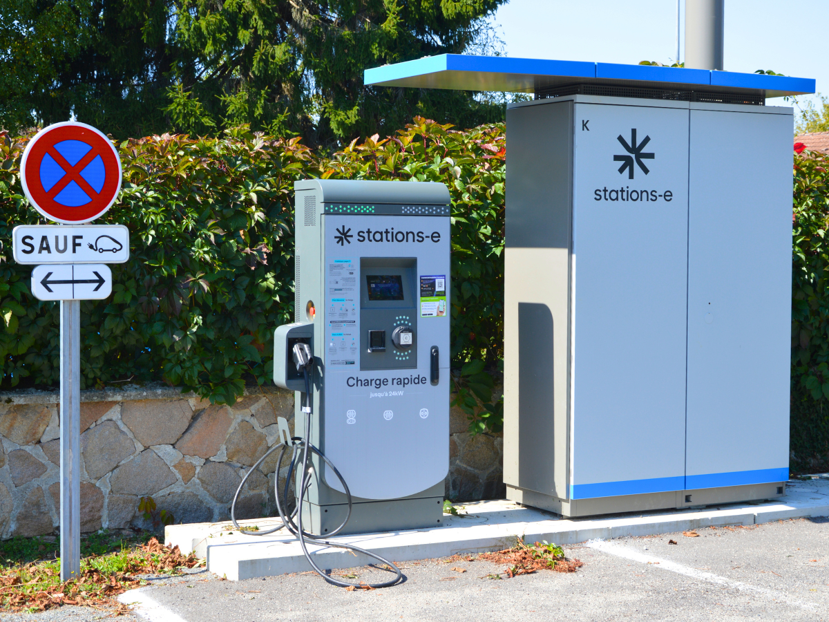 Borne de recharge pour véhicules électriques - Stations-e