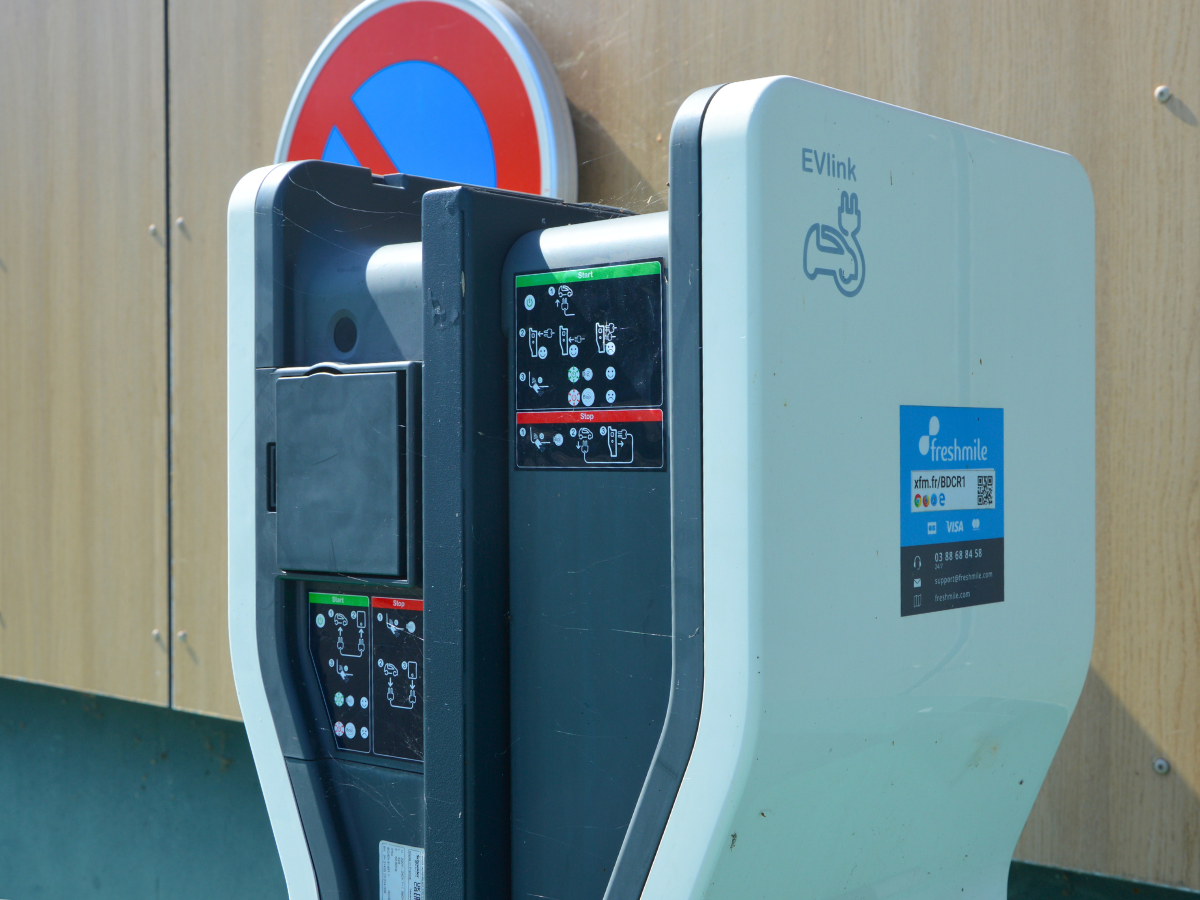 Borne de recharge pour véhicules électriques - Freshmile — photo 3