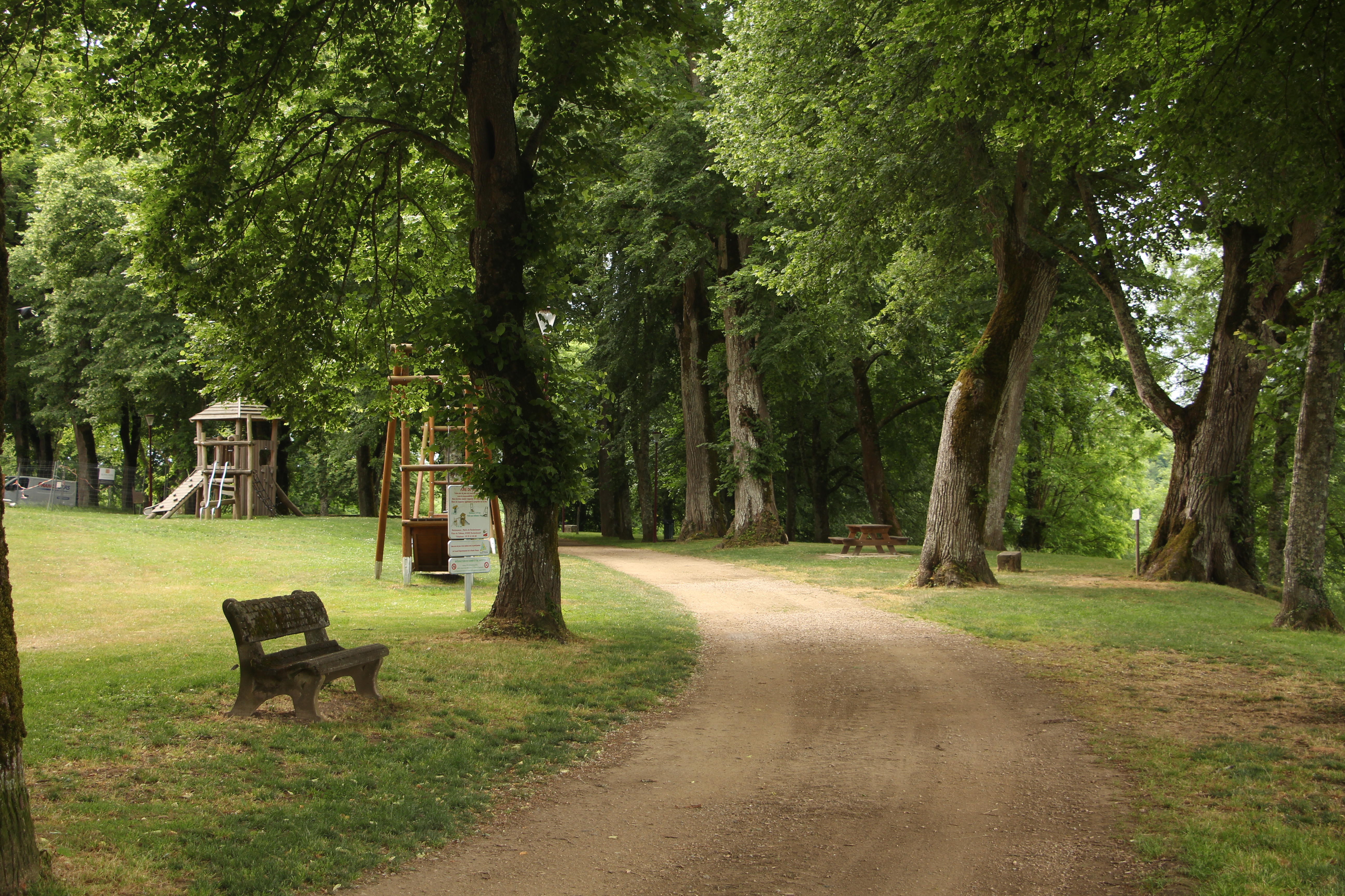 Aire de pique-nique des allées du château de Rochechouart