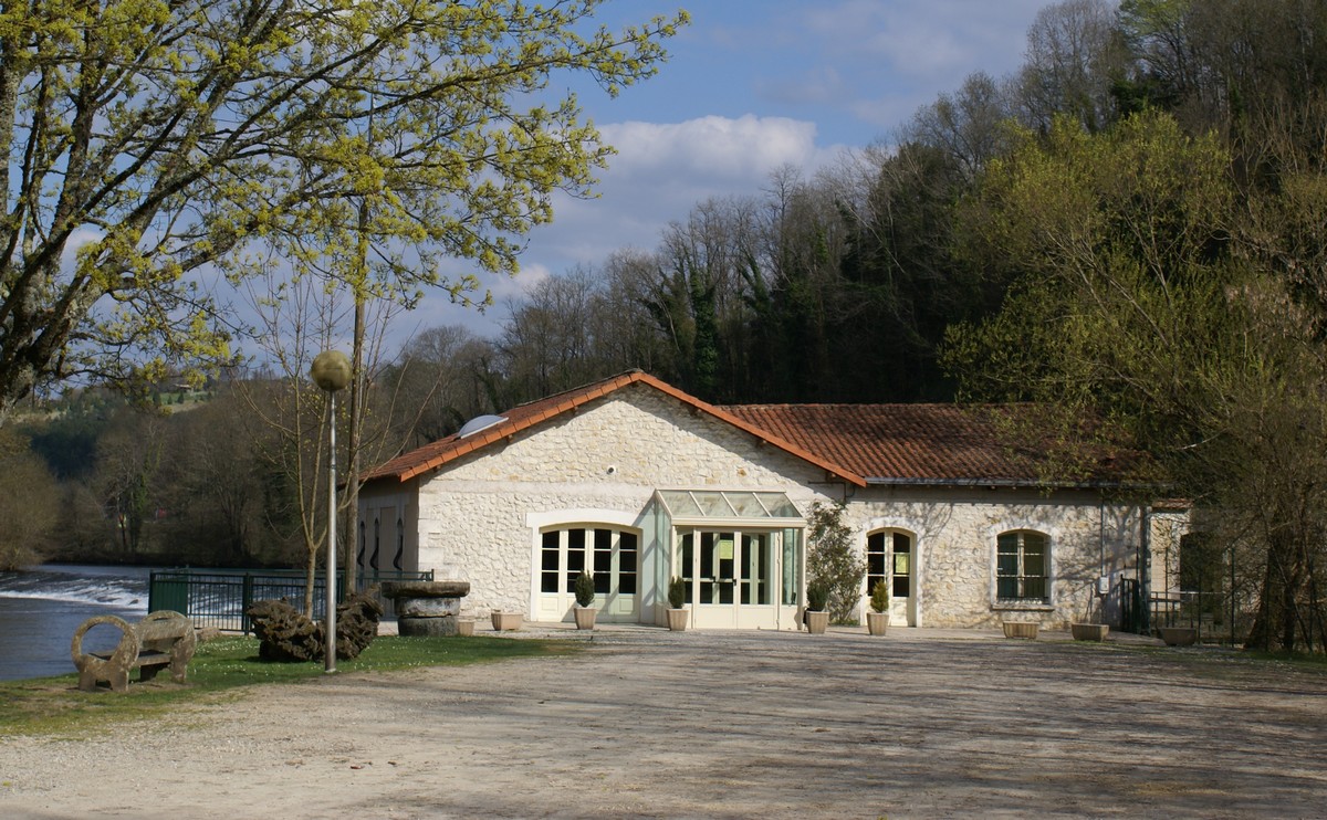 Salle de la rivière à Montrem