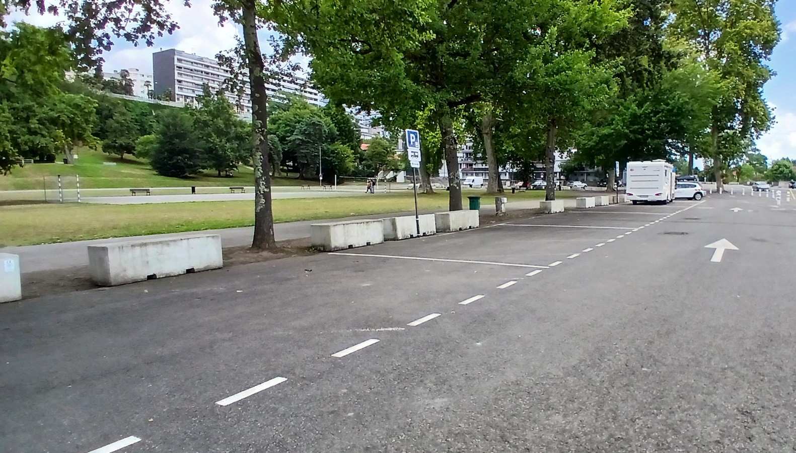 Aire de camping-car - Stationnement - Stade Tissié Pau - photo 3