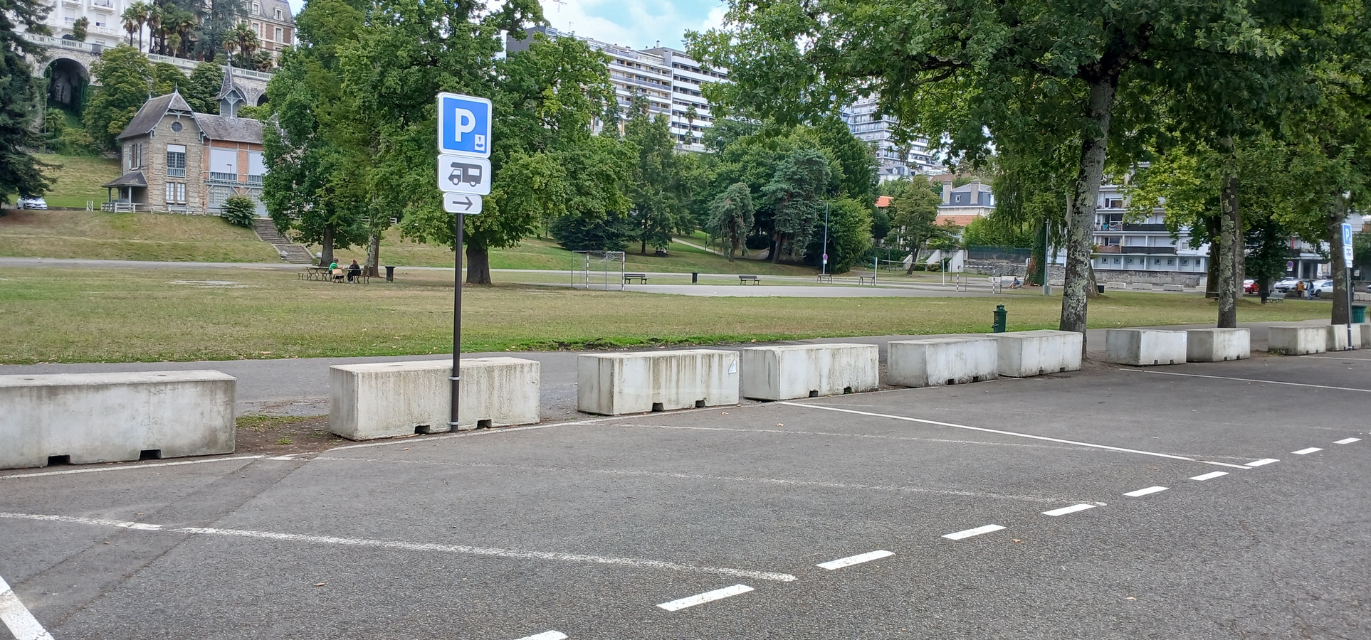 Aire de camping-car - Stationnement - Stade Tissié Pau, Pau - photo 3