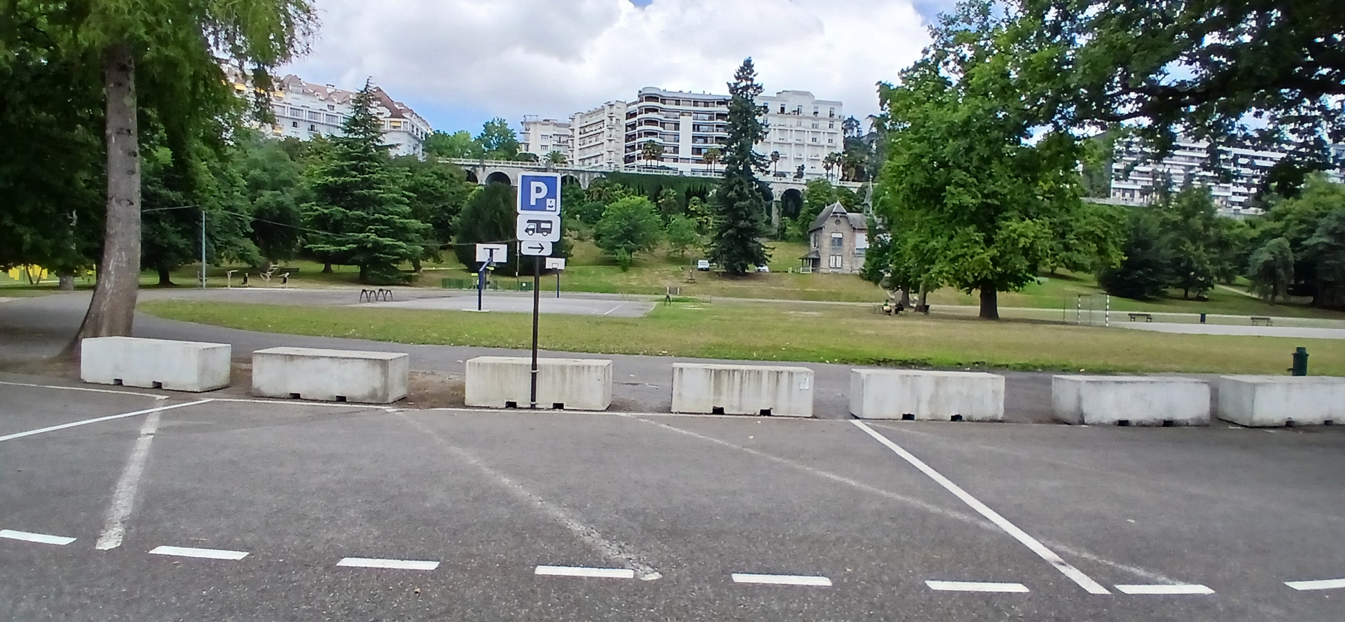 Aire de camping-car - Stationnement - Stade Tissié Pau, Pau - photo 2