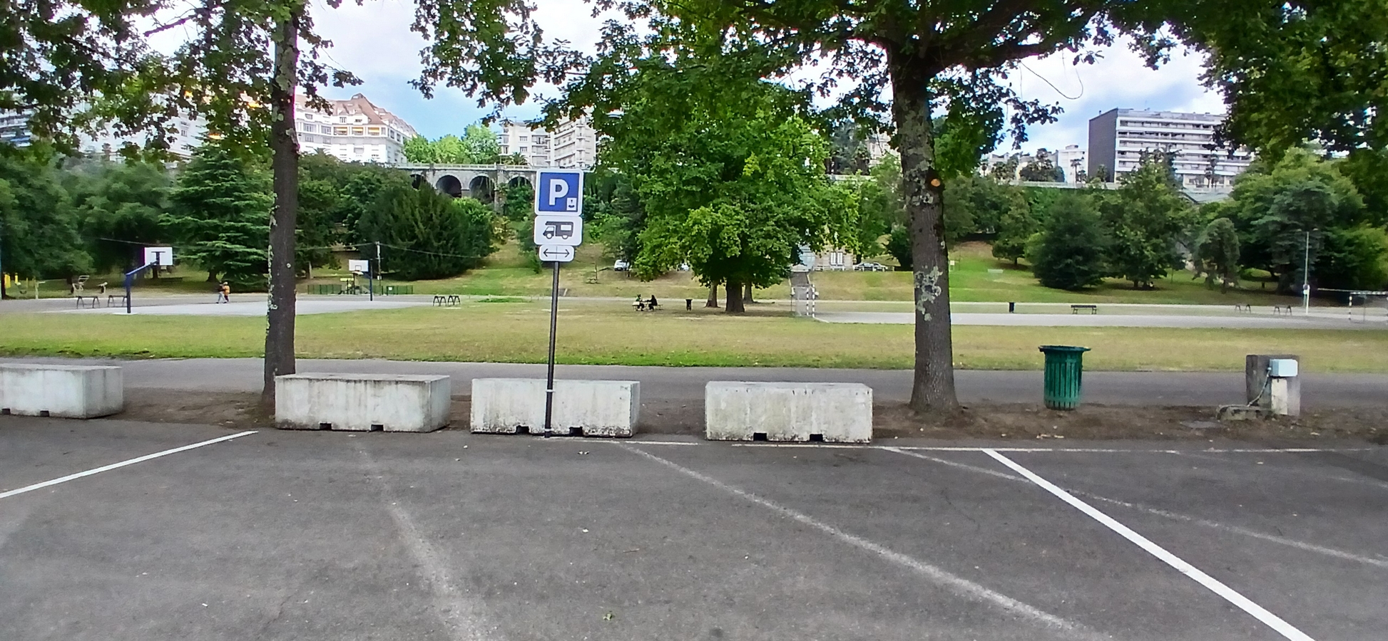 Aire de camping-car - Stationnement - Stade Tissié Pau, Pau - photo 7