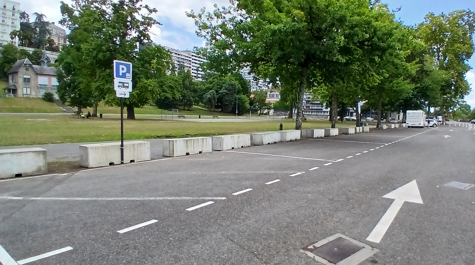Aire de camping-car - Stationnement - Stade Tissié Pau, Pau