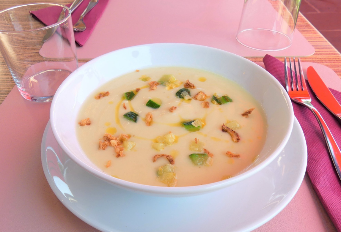 https://cdt64.media.tourinsoft.eu/upload/table-ametza-3.PNG