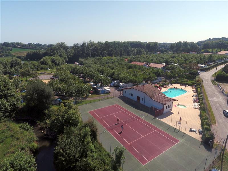 Terrain de tennis du Camping Larrouleta