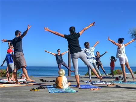 Yoga en famille face à l'océan Yoga en famille face à l'océan